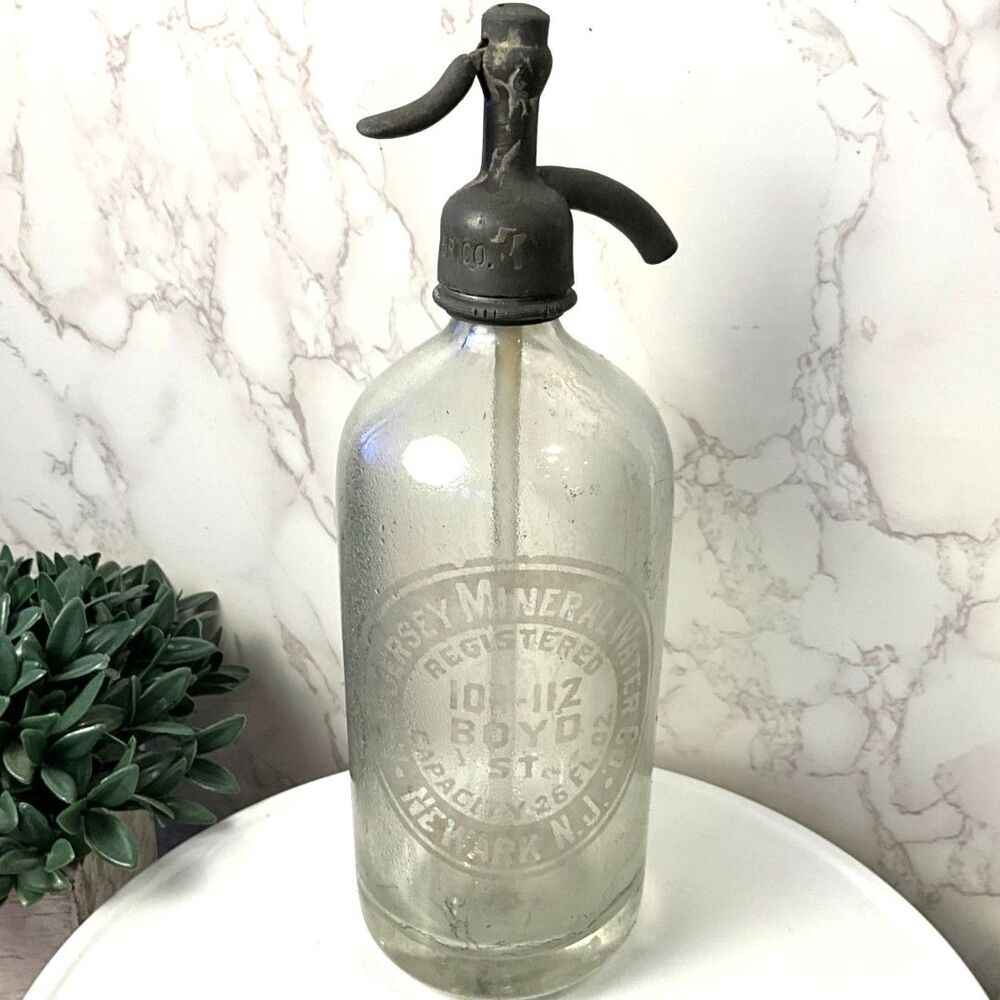 Vintage glass seltzer bottle NJ Mineral Water Co Neward NJ 26 fl oz Boyd Street